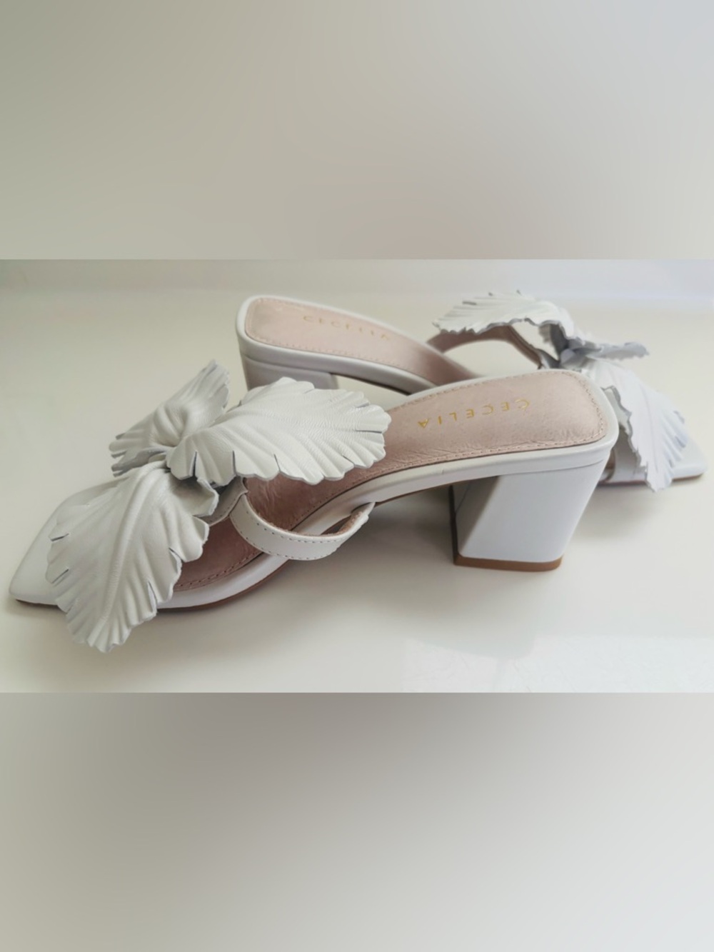 Cecelia New York Leather Hibiscus Chunky Block 2.5” Heel Sz 6 Reshapable Flower. - Picture 6 of 15